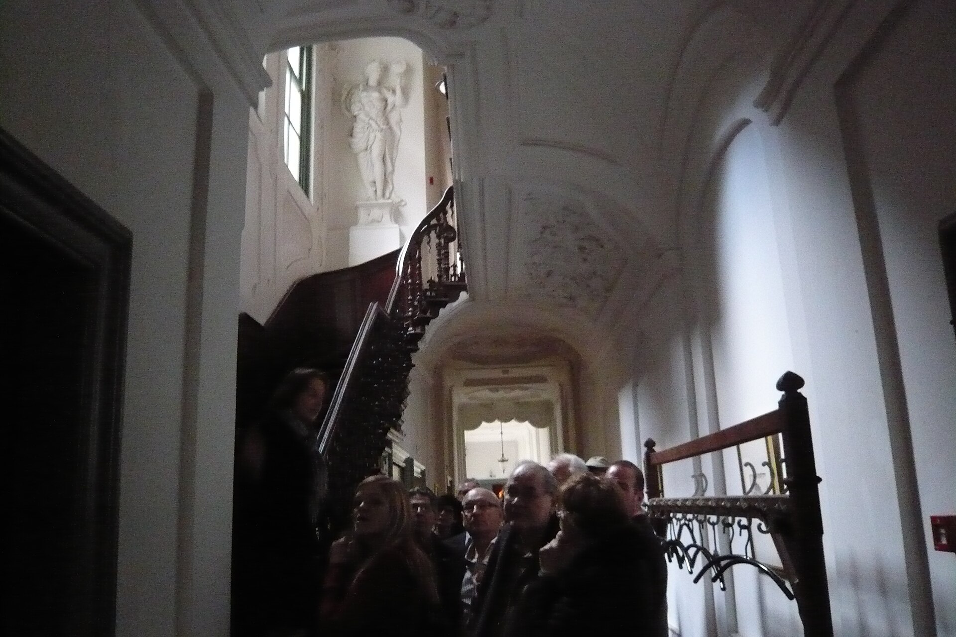 File:Hallway with staircase - Teylers fundatiehuis Damstraat.jpg